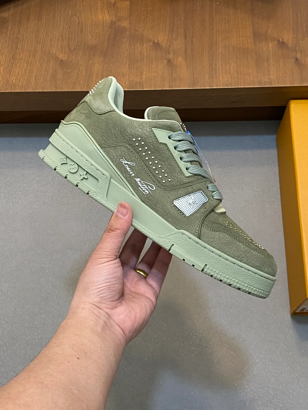 Men's men's shoes 💰820 Lujia New Color Men's 🧍‍♂️trainer sneakers, this LV Trainer sneaker is made of soft grained calfskin, showing pure tones, the #54 logo on the back traces the brand's birth in 1854, the designer's handwritten brand logo embellishes one side, designed by Virgil Abloh himself, a very commemorative sneaker, the new LV Louis Vuitton louis vuitton trainer sneaker low casual sports culture versatile basketball sneakers Size: 35-46 (customized for women 40, men 46)